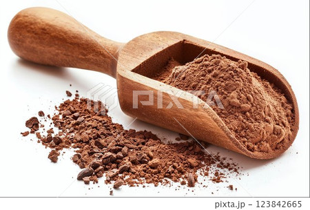 Cocoa powder in wooden scoop isolated on white background with clipping path 123842665