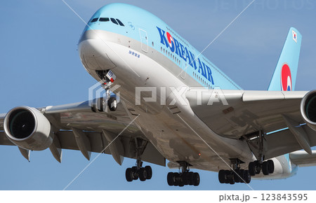 コリアンエアーA380離陸上昇 コリアンエアーA380離陸上昇 123843595