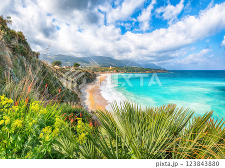 Superb seascape of Guidaloca Beach near Castellammare del Golfo. 123843880