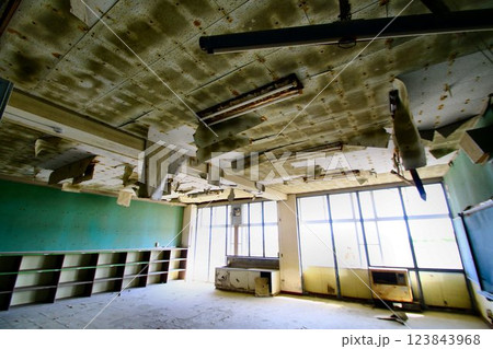 児童・住民を津波から護りぬいた… 震災遺構【荒浜小学校】 123843968