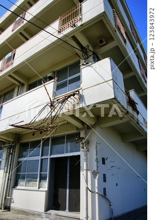 児童・住民を津波から護りぬいた… 震災遺構【荒浜小学校】 123843972