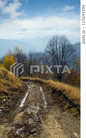 autumn mountain road view autumn mountain road view 123844294