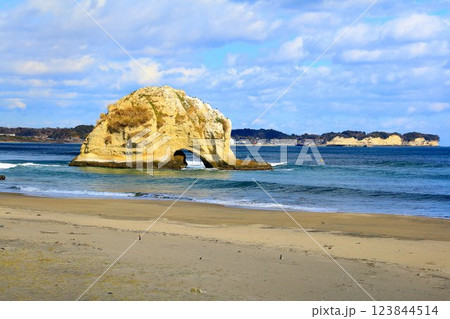 磯原海岸沖合に浮かぶ北茨城市のランドマーク… 景勝地『二ツ島』 磯原海岸沖合に浮かぶ北茨城市のランドマーク… 景勝地『二ツ島』 123844514