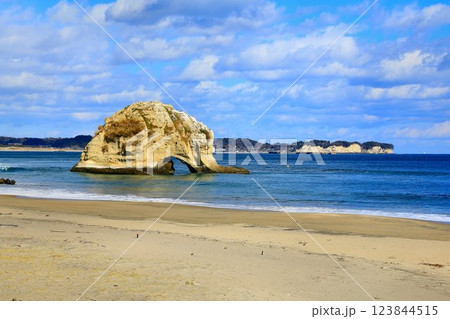磯原海岸沖合に浮かぶ北茨城市のランドマーク… 景勝地『二ツ島』 123844515