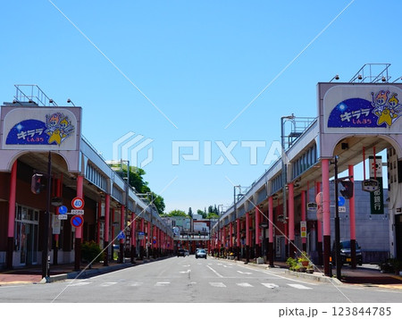 秋秋田県鹿角市キラキラしんまち商店街の風景より 123844785