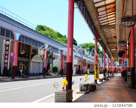 秋田県鹿角市キラキラしんまち商店街の風景より 123844786