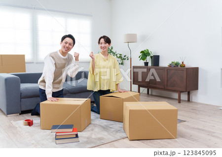 引越しする夫婦 引越しする夫婦 123845095