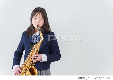 サックスを吹く吹奏楽部員女子生徒 サックスを吹く吹奏楽部員女子生徒 123845099