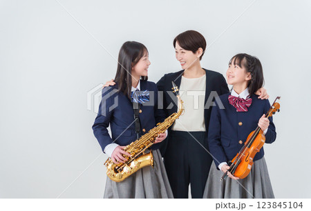 楽器を持つ学生と先生 楽器を持つ学生と先生 123845104