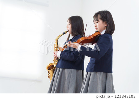 楽器を演奏する学生 123845105