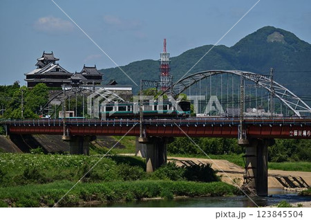 福知山城と鉄橋走る電車 福知山城と鉄橋走る電車 123845504