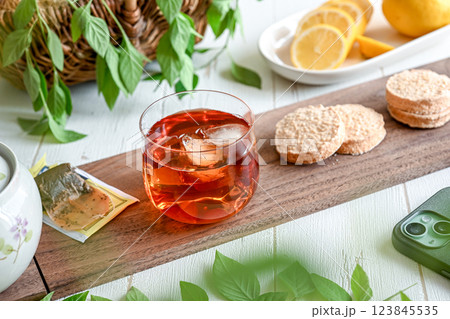 美味しそうなレモンティー	 123845535