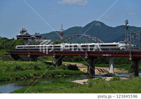 福知山城と鉄橋走る特急はしだて 福知山城と鉄橋走る特急はしだて 123845596
