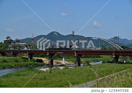 福知山城と鉄橋走る電車 福知山城と鉄橋走る電車 123845598