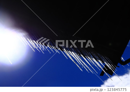 レトロな建物の軒下にできた美しい氷柱 123845775