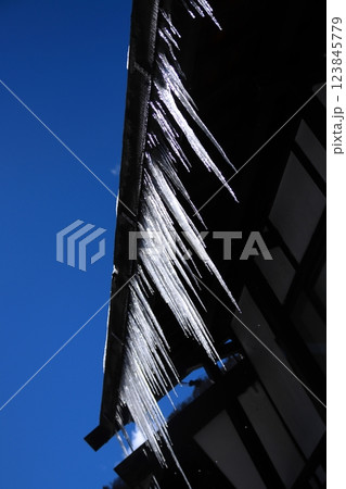 レトロな建物の軒下にできた美しい氷柱 レトロな建物の軒下にできた美しい氷柱 123845779
