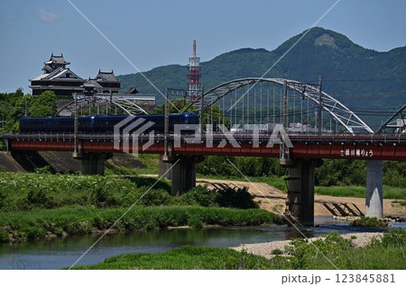 福知山城と鉄橋走る旧あおまつ号 123845881