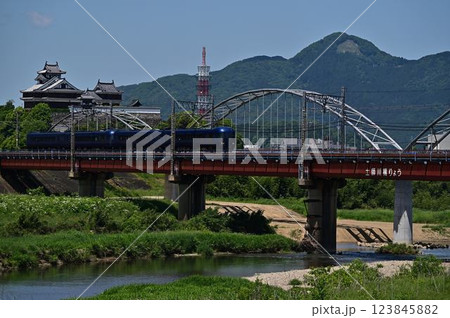 福知山城と鉄橋走る旧あおまつ号 福知山城と鉄橋走る旧あおまつ号 123845882