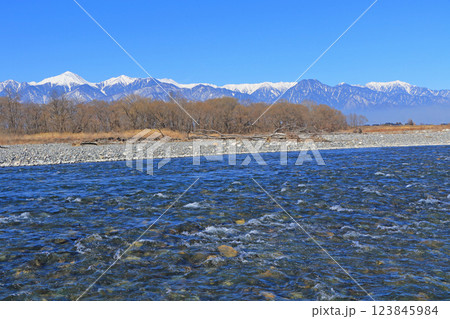 早春の安曇野 犀川と北アルプス 早春の安曇野 犀川と北アルプス 123845984