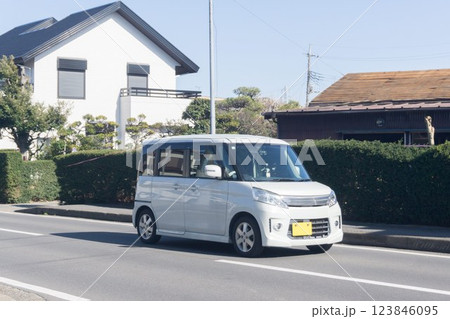 軽乗用車 トールワゴン 道路走行中 軽乗用車 トールワゴン 道路走行中 123846095