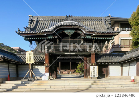 大阪・八尾 近松山 顕証寺 表門・築地塀 123846490