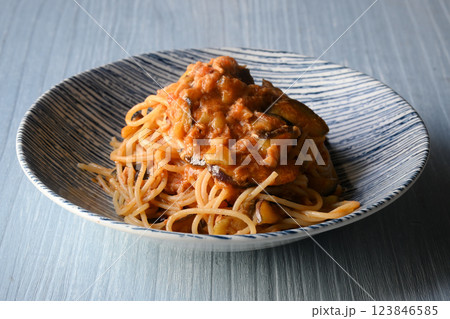 茄子とツナのトマトソースパスタ 123846585