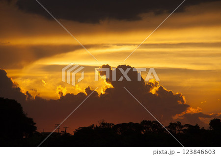 サンパウロ州の夏の夕焼けと雲　ブラジル 123846603