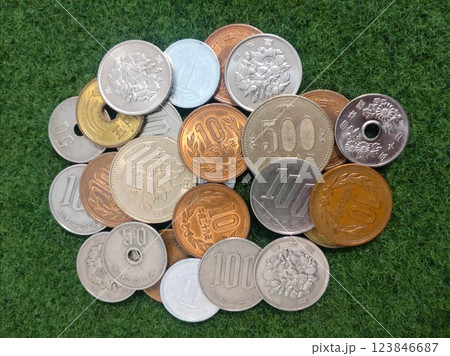 日本の硬貨 123846687