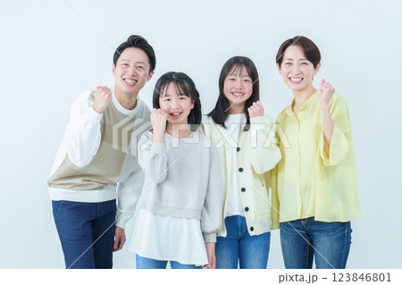 ガッツポーズをする親子 家族 ファミリー ガッツポーズをする親子 家族 ファミリー 123846801
