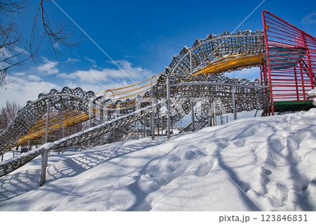 雪景色の遊び場、下馬中央公園 雪景色の遊び場、下馬中央公園 123846831
