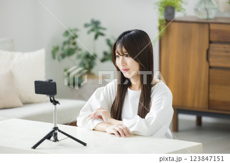 スマホで撮影する女性 123847151