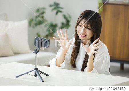 スマホで撮影する女性 123847153