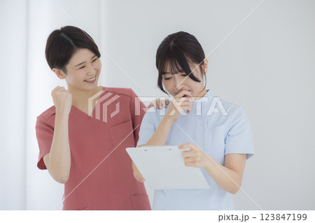 医療スタッフ、医師、看護師、介護士、医療事務 123847199