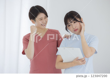 医療スタッフ、医師、看護師、介護士、医療事務 123847200
