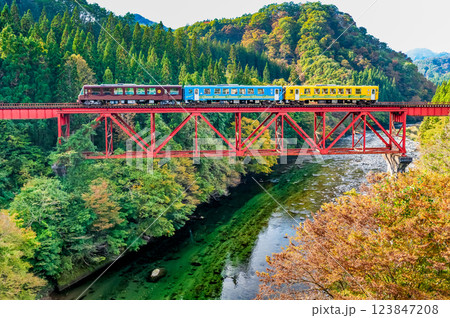 秋田内陸縦貫鉄道　大又川橋梁を渡る列車 123847208