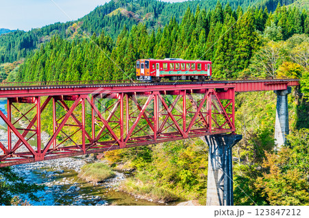 秋田内陸縦貫鉄道　大又川橋梁を渡るAN-8800形 123847212