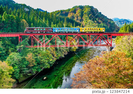 秋田内陸縦貫鉄道　大又川橋梁を渡る列車 123847214