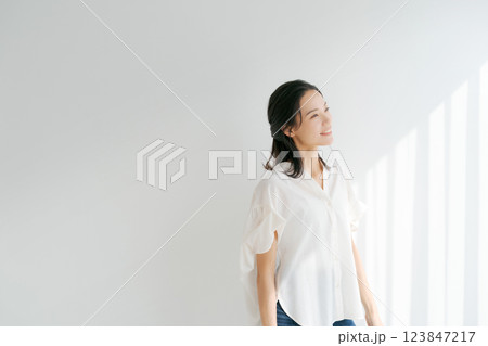 朝日を浴びる若い女性 123847217