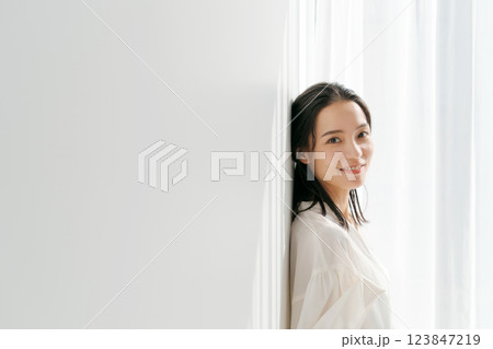 朝日を浴びる若い女性 123847219