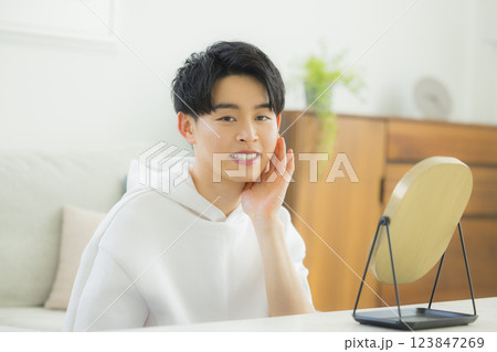 鏡を見る若い男性 鏡を見る若い男性 123847269
