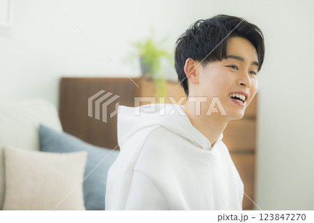 鏡を見る若い男性 123847270