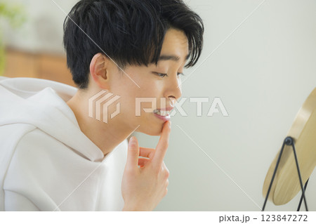 鏡を見る若い男性 鏡を見る若い男性 123847272