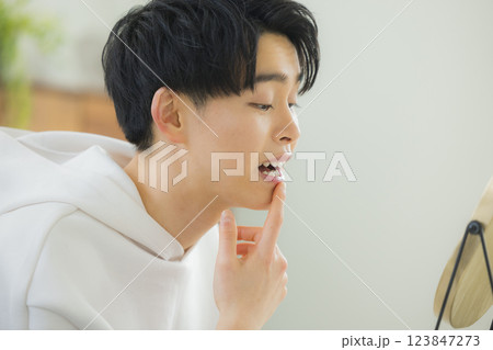 鏡を見る若い男性 鏡を見る若い男性 123847273