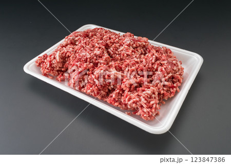 国産和牛　ミンチ　牛肉100%　トレイ　斜め 123847386