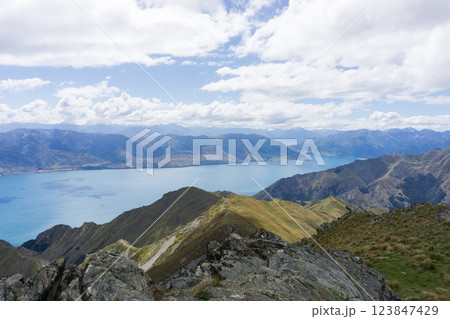 ニュージーランド「テアラロア」のルートから見た湖「Lake Hawea」の景色 123847429