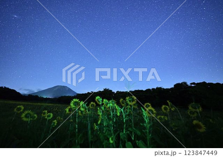 大山と星空 123847449