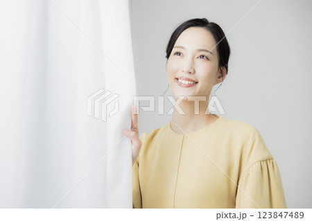 カーテンを開ける女性 カーテンを開ける女性 123847489