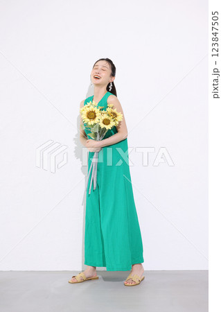 ひまわりの花束を持つ笑顔の女性 123847505
