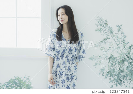 若い女性のポートレート 123847541