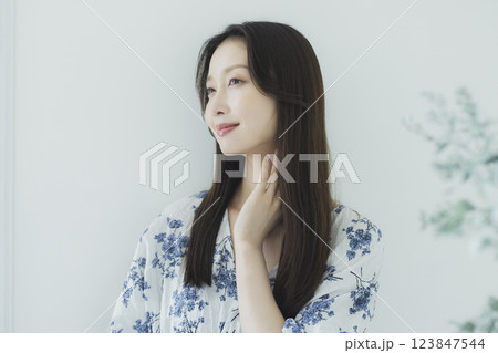 若い女性のポートレート 123847544